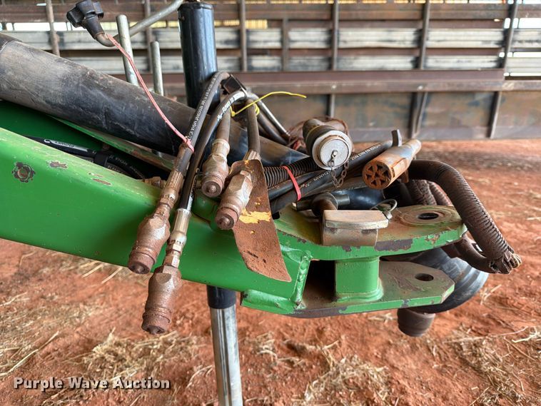 image for item EW0320 2010 John Deere 568 Mega wide plus round baler