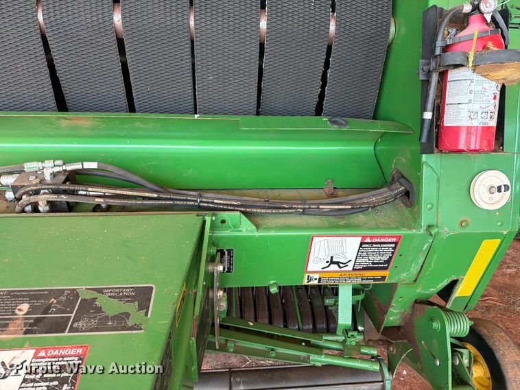image for item EW0320 2010 John Deere 568 Mega wide plus round baler