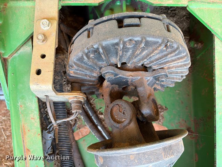 image for item EW0320 2010 John Deere 568 Mega wide plus round baler