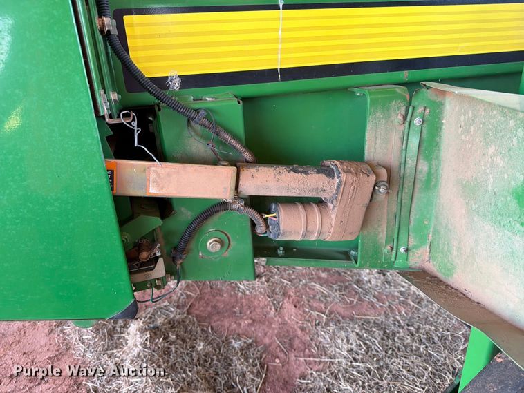image for item EW0320 2010 John Deere 568 Mega wide plus round baler