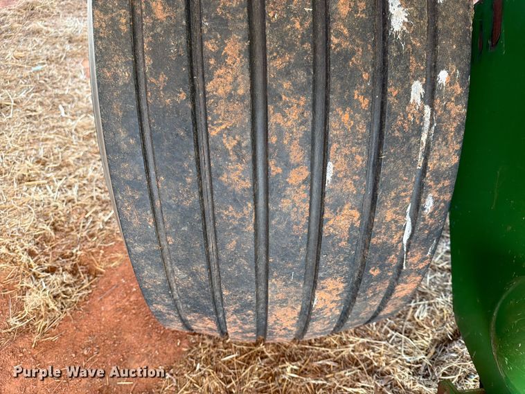 image for item EW0320 2010 John Deere 568 Mega wide plus round baler