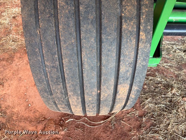image for item EW0320 2010 John Deere 568 Mega wide plus round baler