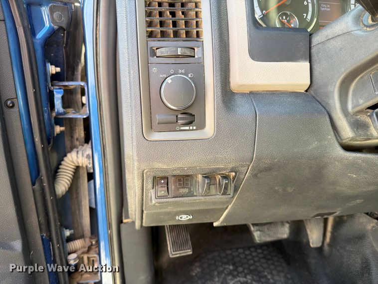 image for item EX4011 2011 Dodge Ram 3500 Heavy Duty Crew Cab flatbed pickup truck