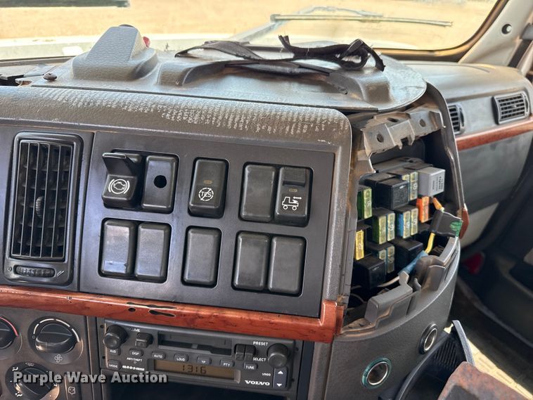image for item FB6796 2006 Volvo VDH manure spreader truck