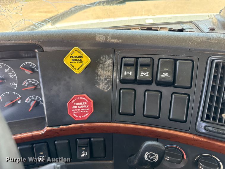 image for item FB6796 2006 Volvo VDH manure spreader truck