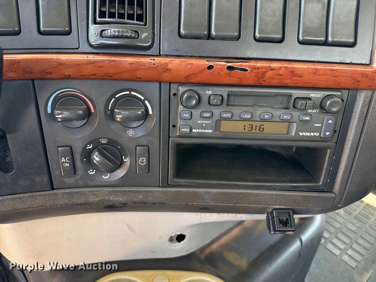 image for item FB6796 2006 Volvo VDH manure spreader truck