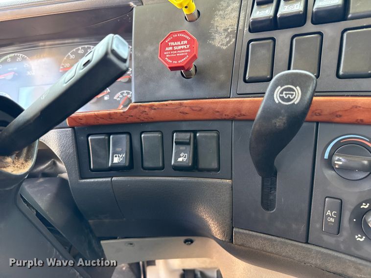 image for item FB6796 2006 Volvo VDH manure spreader truck