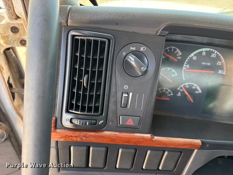 image for item FB6796 2006 Volvo VDH manure spreader truck