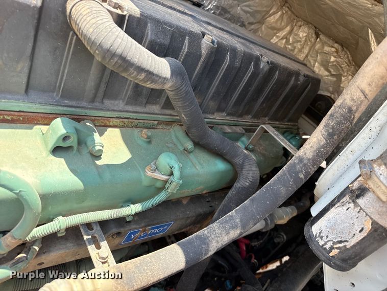 image for item FB6796 2006 Volvo VDH manure spreader truck