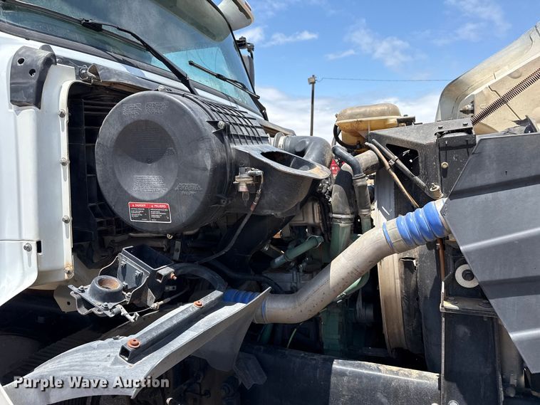 image for item FB6796 2006 Volvo VDH manure spreader truck