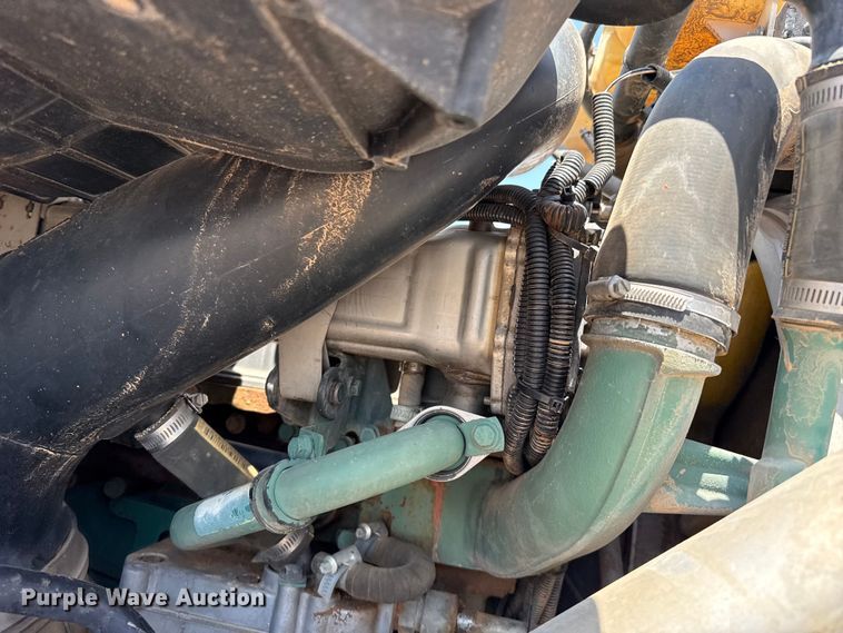 image for item FB6796 2006 Volvo VDH manure spreader truck