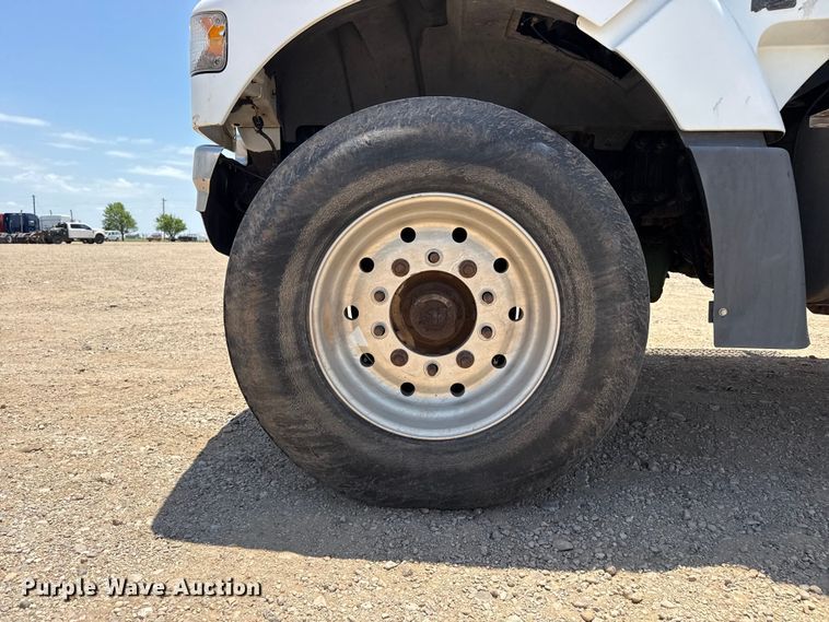 image for item FB6796 2006 Volvo VDH manure spreader truck