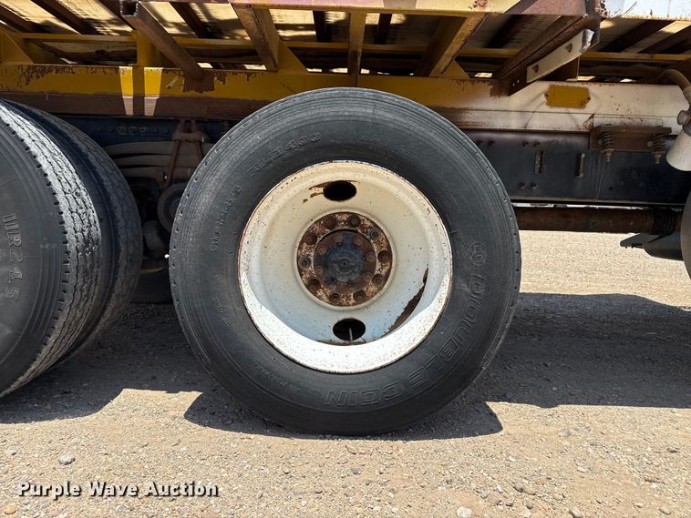 image for item FB6796 2006 Volvo VDH manure spreader truck