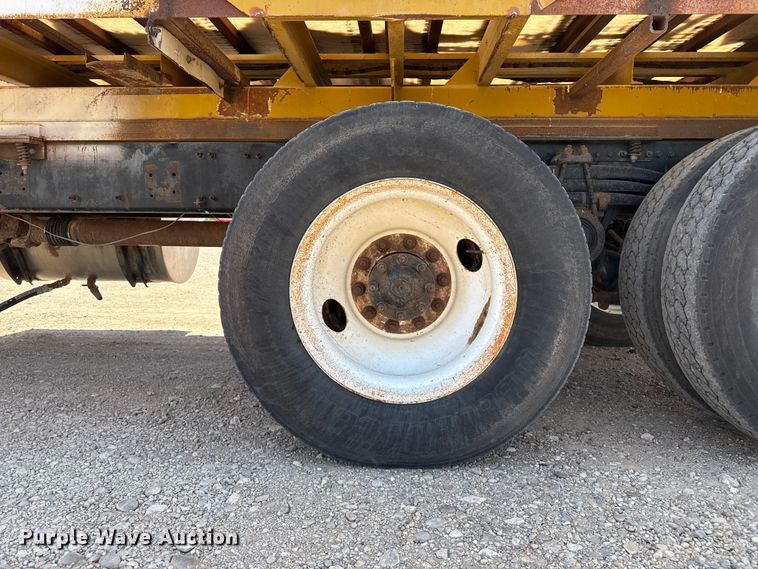 image for item FB6796 2006 Volvo VDH manure spreader truck
