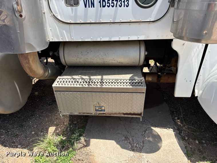 image for item FB6798 2001 Peterbilt 379 applicator truck