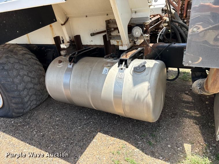 image for item FB6798 2001 Peterbilt 379 applicator truck