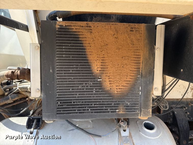 image for item FB6798 2001 Peterbilt 379 applicator truck
