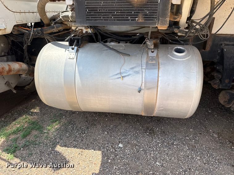 image for item FB6798 2001 Peterbilt 379 applicator truck