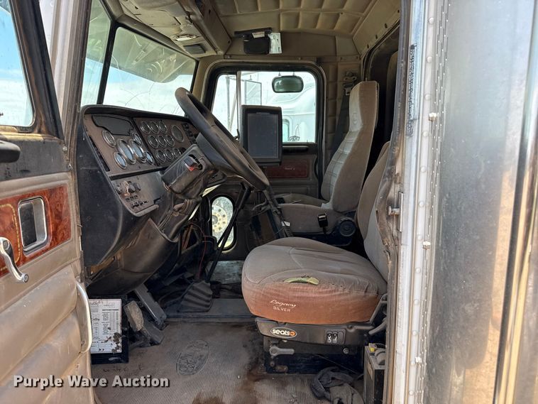 image for item FB6798 2001 Peterbilt 379 applicator truck