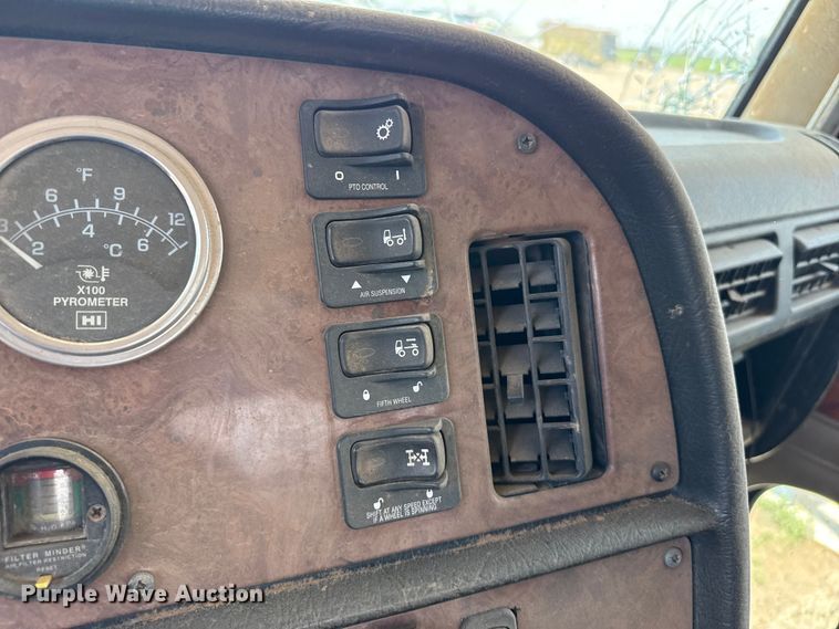 image for item FB6798 2001 Peterbilt 379 applicator truck