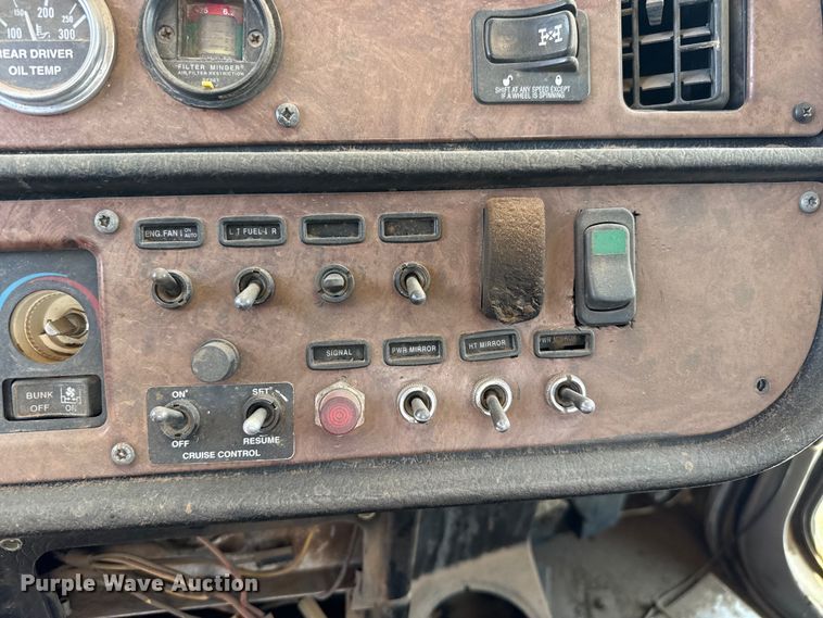 image for item FB6798 2001 Peterbilt 379 applicator truck
