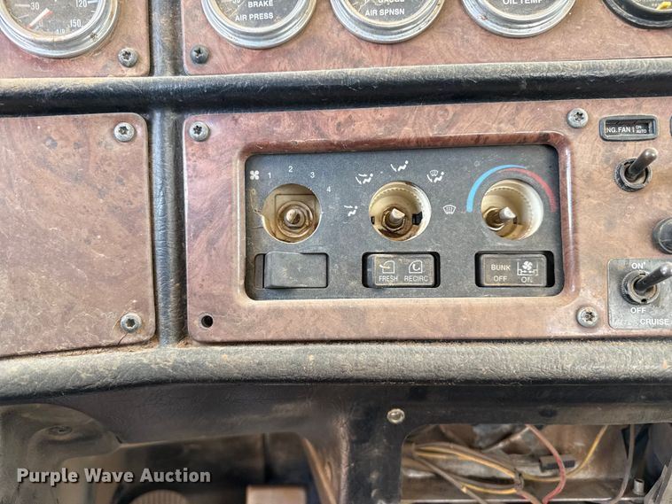 image for item FB6798 2001 Peterbilt 379 applicator truck
