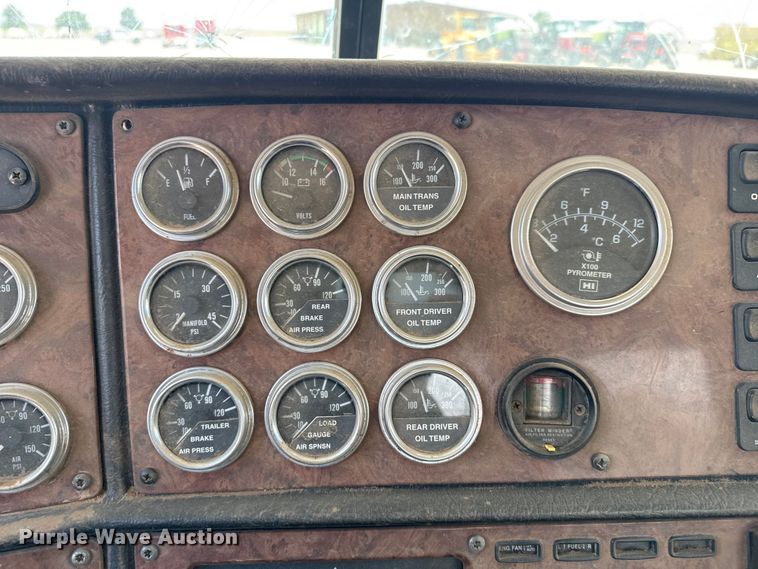 image for item FB6798 2001 Peterbilt 379 applicator truck