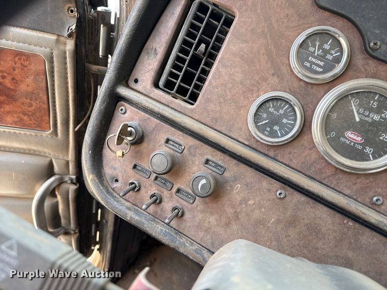 image for item FB6798 2001 Peterbilt 379 applicator truck