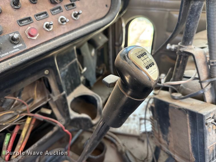 image for item FB6798 2001 Peterbilt 379 applicator truck