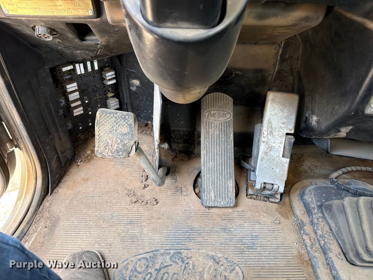 image for item FB6798 2001 Peterbilt 379 applicator truck