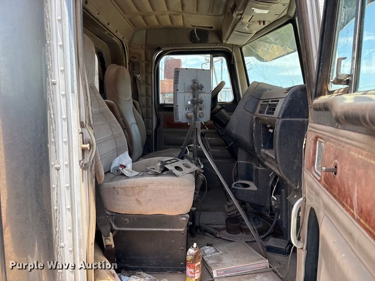 image for item FB6798 2001 Peterbilt 379 applicator truck