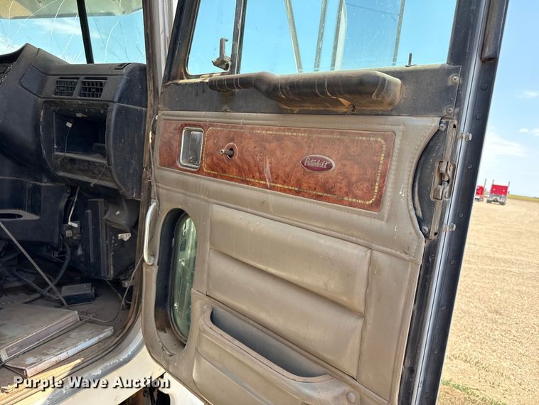 image for item FB6798 2001 Peterbilt 379 applicator truck