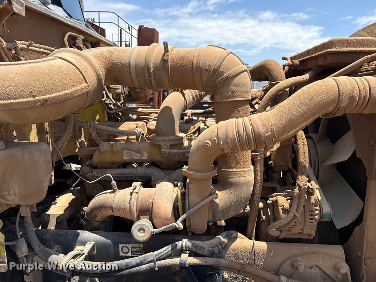 image for item FB6798 2001 Peterbilt 379 applicator truck
