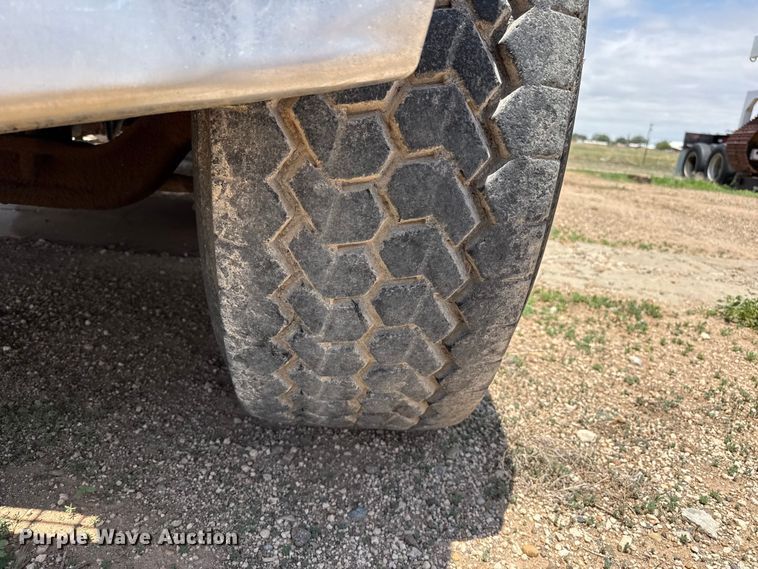 image for item FB6798 2001 Peterbilt 379 applicator truck
