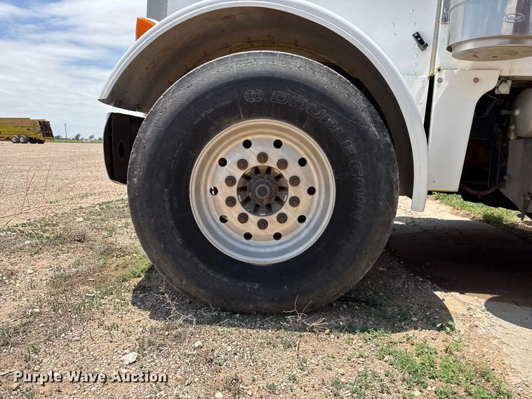 image for item FB6798 2001 Peterbilt 379 applicator truck