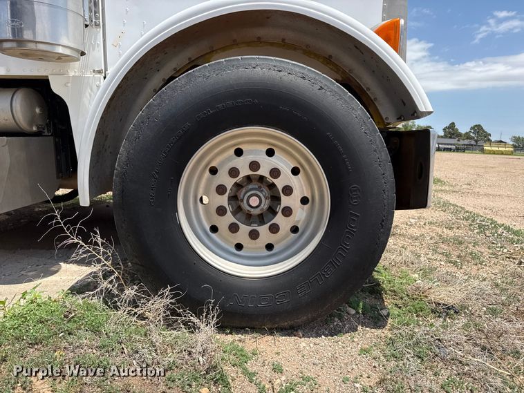 image for item FB6798 2001 Peterbilt 379 applicator truck