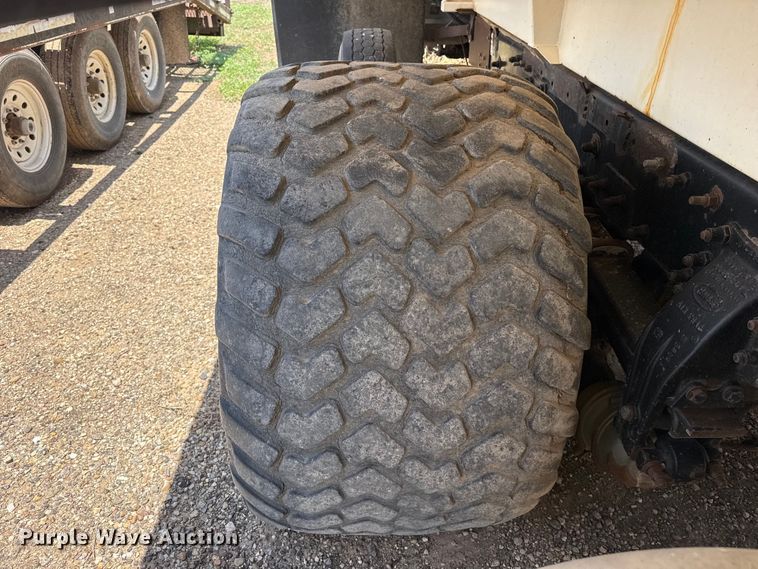 image for item FB6798 2001 Peterbilt 379 applicator truck