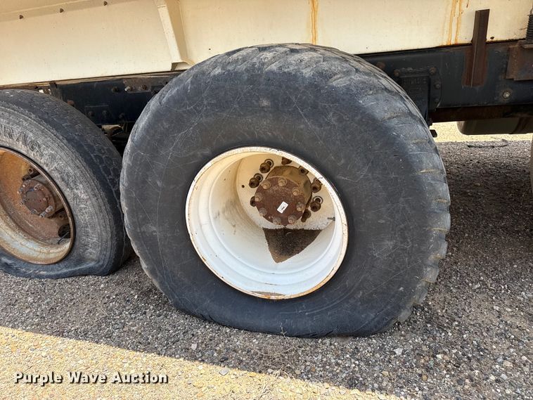 image for item FB6798 2001 Peterbilt 379 applicator truck