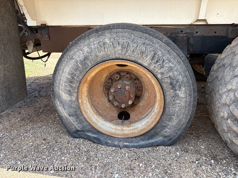 image for item FB6798 2001 Peterbilt 379 applicator truck