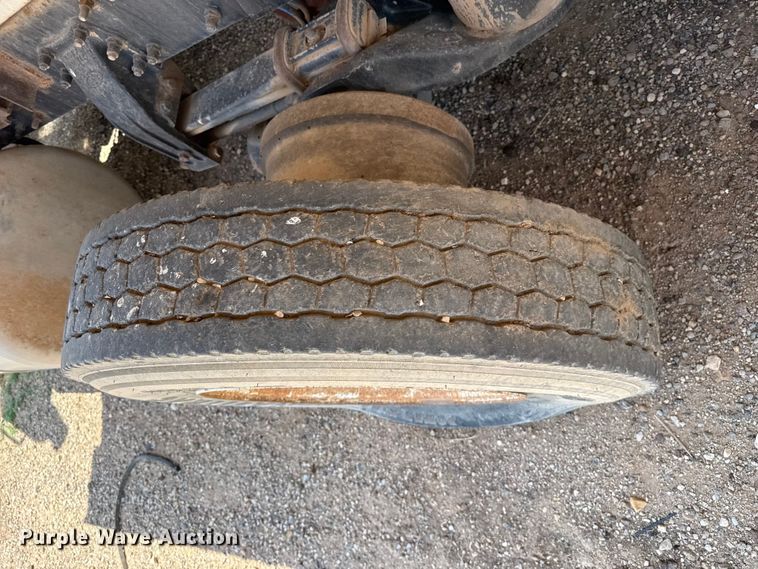 image for item FB6798 2001 Peterbilt 379 applicator truck