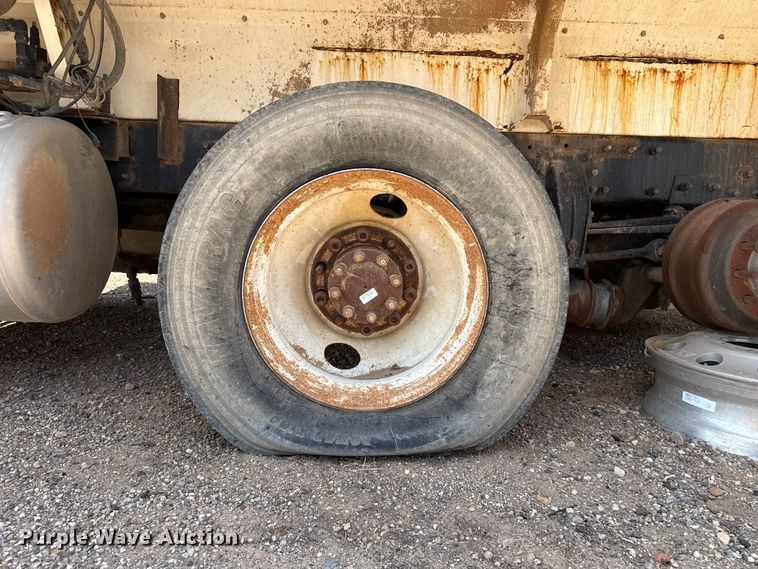 image for item FB6798 2001 Peterbilt 379 applicator truck