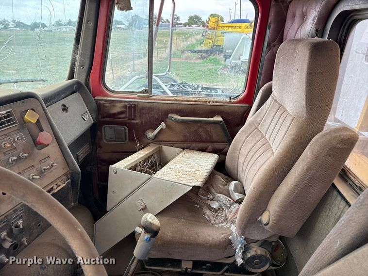 image for item FB6806 1993 Western Star 4900 manure spreader truck