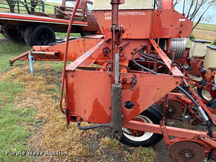 image for item FB6879 International 400 Cyclo Air planter