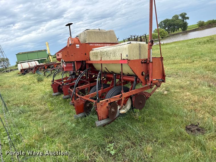 image for item FB6879 International 400 Cyclo Air planter