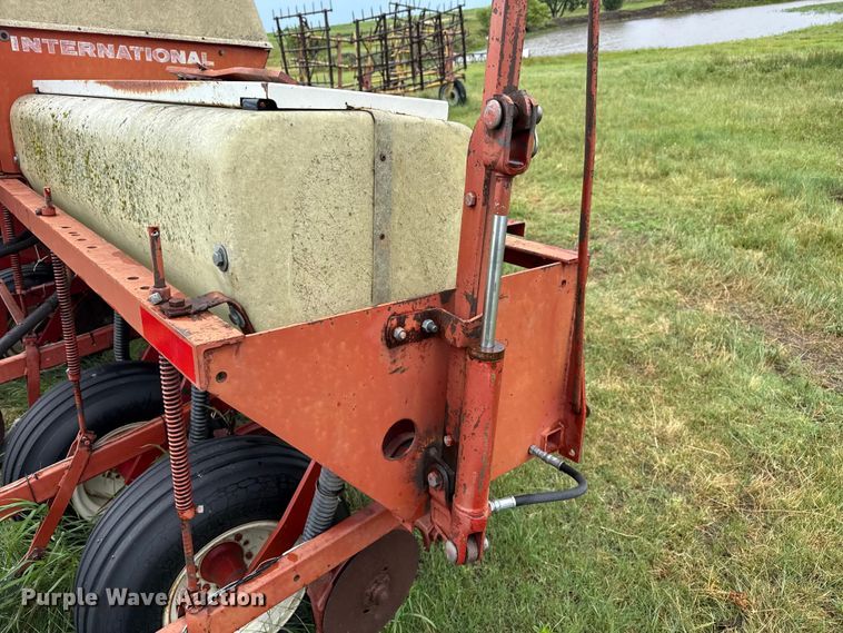 image for item FB6879 International 400 Cyclo Air planter