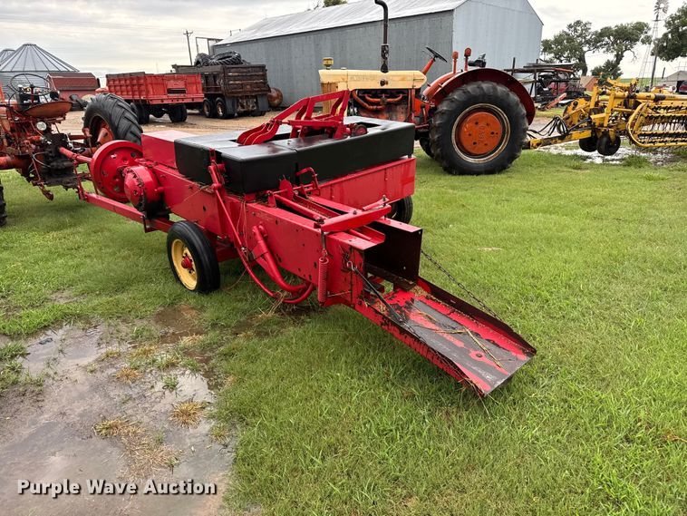image for item FB6880 Massey Ferguson 12 small square baler