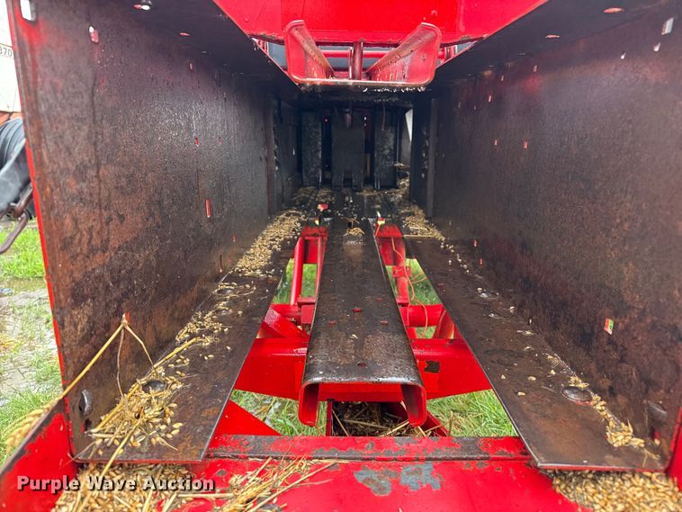 image for item FB6880 Massey Ferguson 12 small square baler