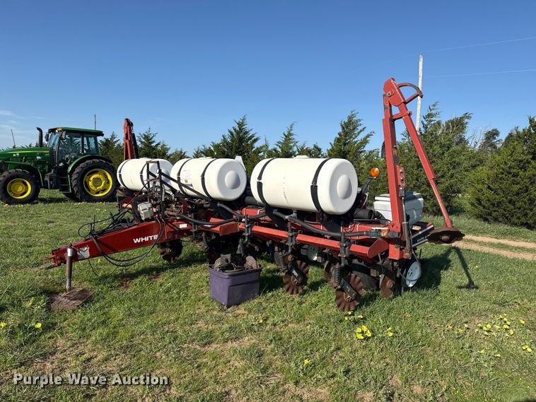 image for item FB6895 White 6100 no-till planter
