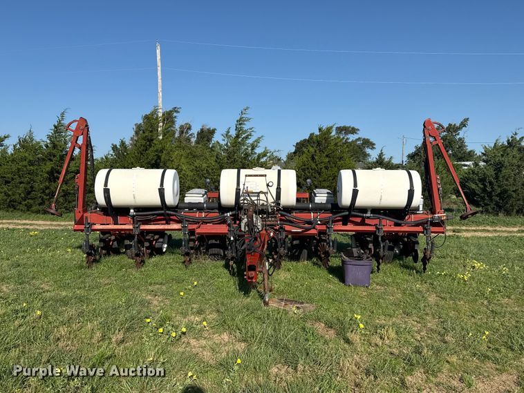 image for item FB6895 White 6100 no-till planter