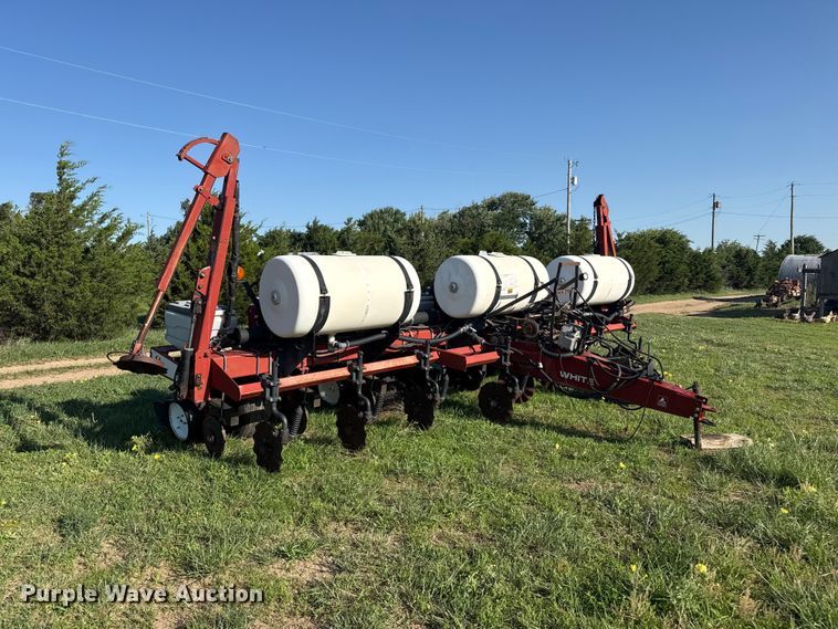 image for item FB6895 White 6100 no-till planter